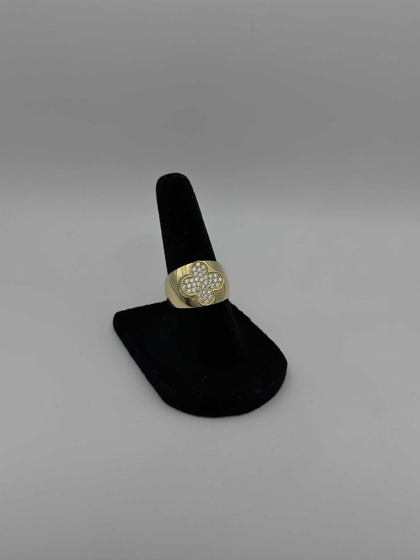 Clover ring with 10k stones