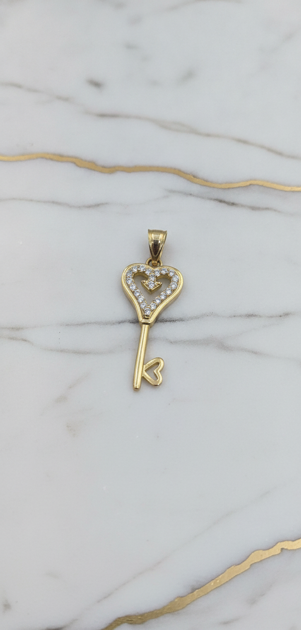 Dije Llave Corazón con Zirconias en Oro Amarillo 10K (1.44g)