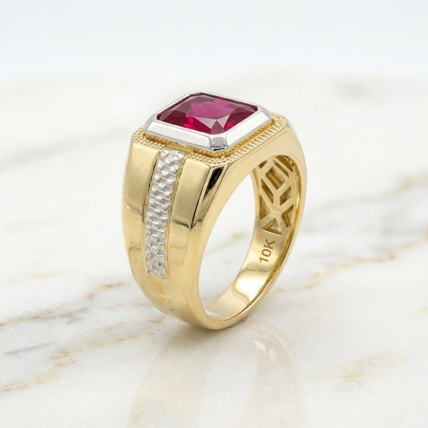Anillo de Caballero con Piedra Roja Rectangular en Bisel Bicolor y Franja Texturizada en Oro 10K (4.74g)