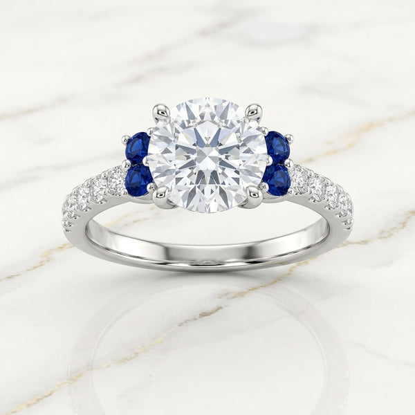 Anillo de Compromiso Solitario con Acentos de Zafiro Azul y Banda Pavé en Oro Blanco 10K (3.77g)