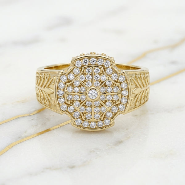 Anillo de Rosetón Lobulado con Pavé de Circonias y Hombros Grabados de Espiga en Oro Amarillo 10K - 3.41g