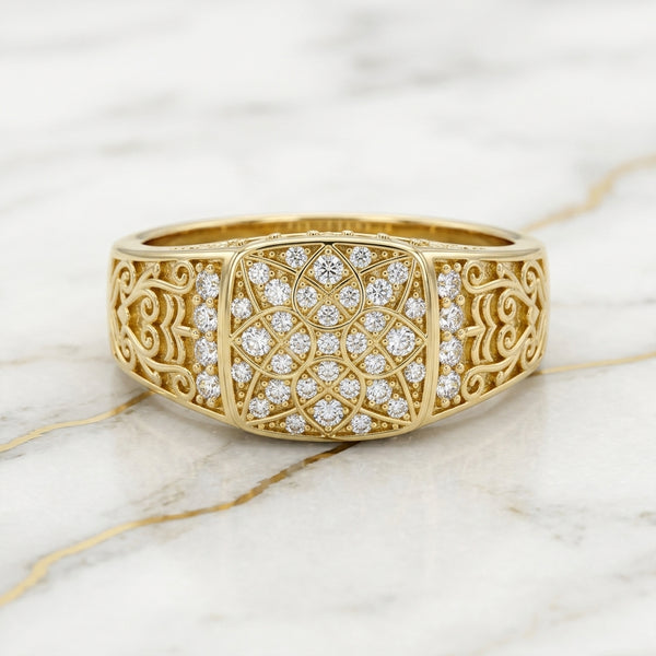 Anillo Cuadrado de Rosetón con Circonias y Hombros Grabados en Relieve Macizo en Oro Amarillo 10K - 3.00g