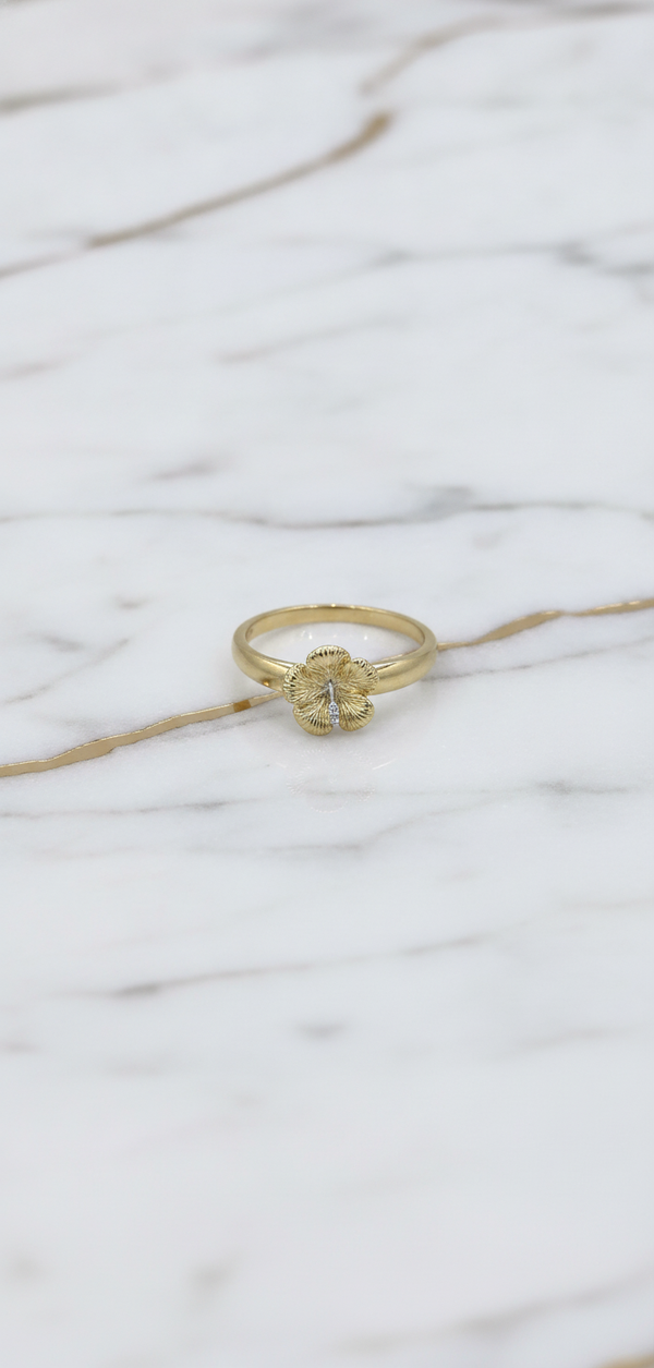 Anillo Flor de Hibisco Tallada con Pistilo Bicolor en Oro Amarillo 10K (1.34g)