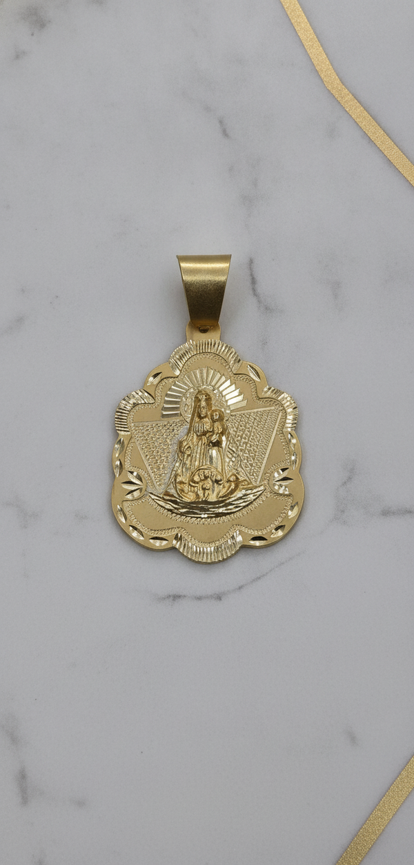 Dije Medalla Festoneada de la Virgen de la Caridad del Cobre con Rayos Diamantados en Oro Amarillo 10K (12.65g)