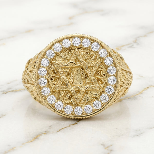 Anillo Redondo de Estrella de David en Relieve con Halo de Circonias y Hombros Tallados en Oro Amarillo 10K - 7.62g