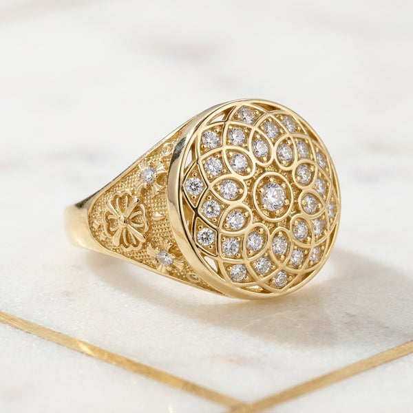 Anillo Redondo de Rosetón Floral con Circonias y Hombros Tallados con Flor en Oro Amarillo 10K - 6.25g