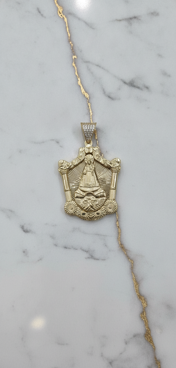 Dije Retablo de la Virgen de la Caridad del Cobre con Columnas y Perfil de Zirconias en Oro 10K (12.89g)