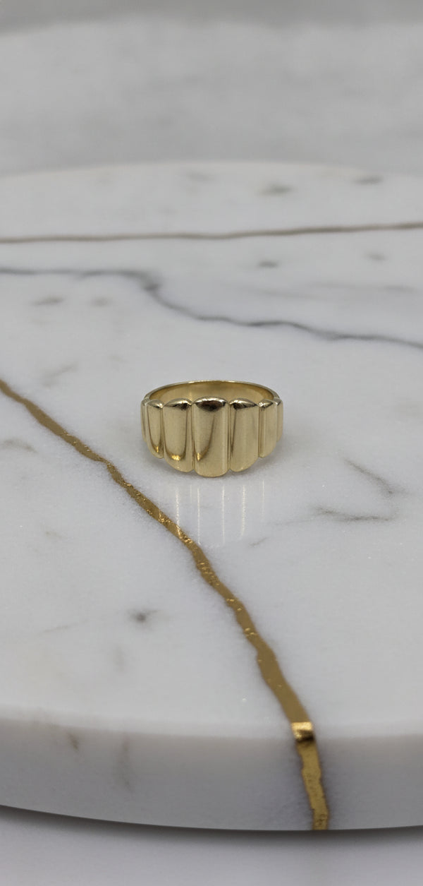 Anillo Domo Festoneado de Gajos Verticales en Oro Amarillo Sólido 10K (Talla 9) - 3.41g