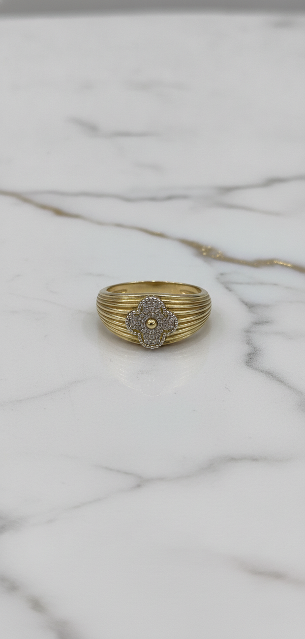 Anillo Domo Estriado con Trébol de Zirconias en Oro Amarillo Sólido 10K (Talla 8) - 4.31g