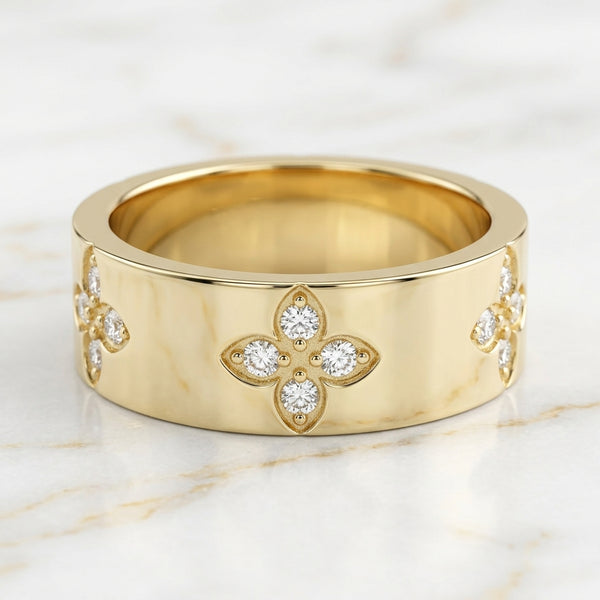 Anillo Banda Ancha Tréboles con Piedras Blancas en Oro 10K Talla 7 - 3.33g