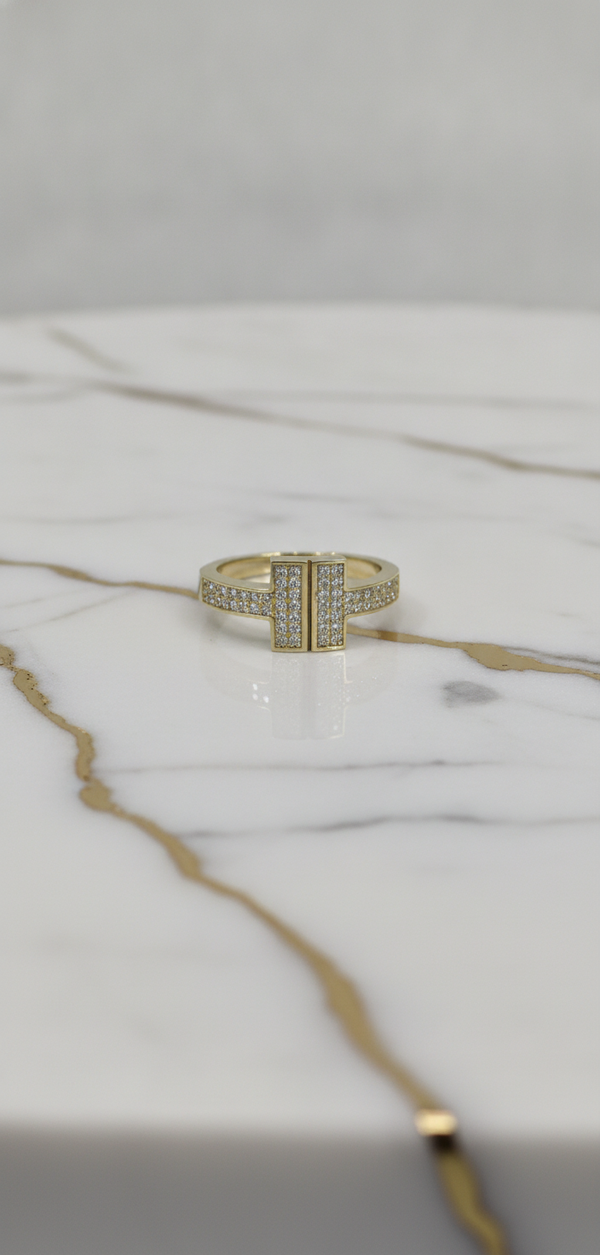 Anillo Doble T con Pavé de Piedras Blancas en Oro Amarillo Sólido 10K (Talla 9) - 2.41g