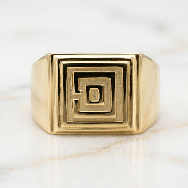 Anillo Sello Cuadrado con Relieve Geométrico Laberinto en Oro Amarillo 10K (Talla 11.5) - 4.62g