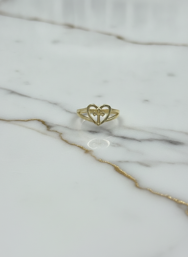 Anillo Corazón Calado con Cruz Central y Hombros Dobles en Oro Amarillo 10K - 1.36g