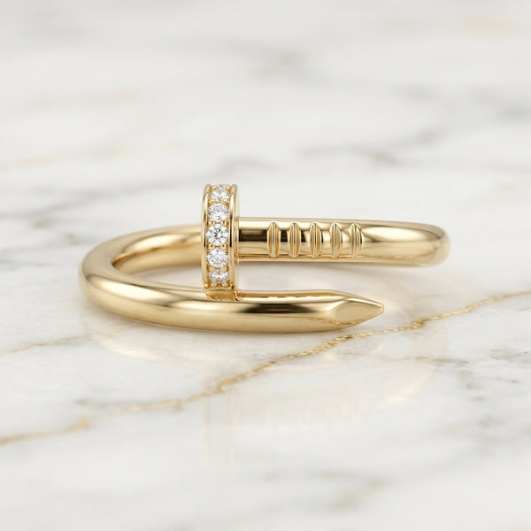 Anillo Clavo Curvo Envolvente con Cabeza de Circonias en Oro Amarillo 10K (Talla 8) - 1.45g