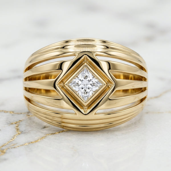 Anillo Abombado de Costillas Caladas con Circonia Central en Rombo en Oro Amarillo 10K (Talla 8) - 3.92g