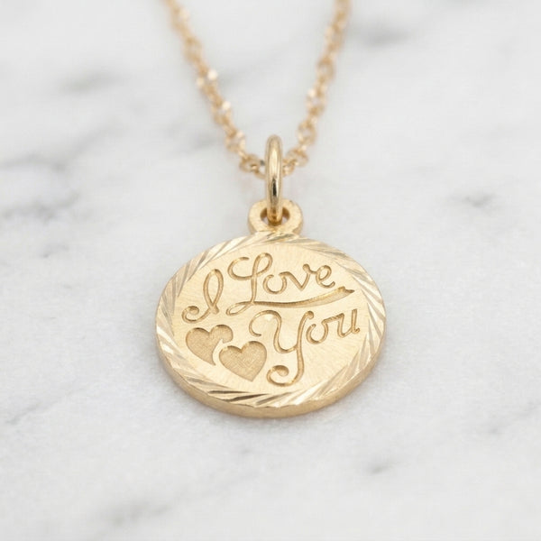Cadena Tejido Eslabón Diamantado con Dije Medalla "I Love You" y Doble Corazón Lateral en Oro Amarillo 10K - 1.44g