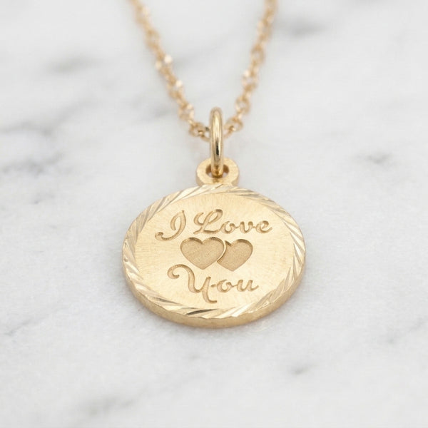 Cadena Tejido Eslabón Diamantado con Dije Medalla "I Love You" y Doble Corazón Central en Oro Amarillo 10K - 1.45g