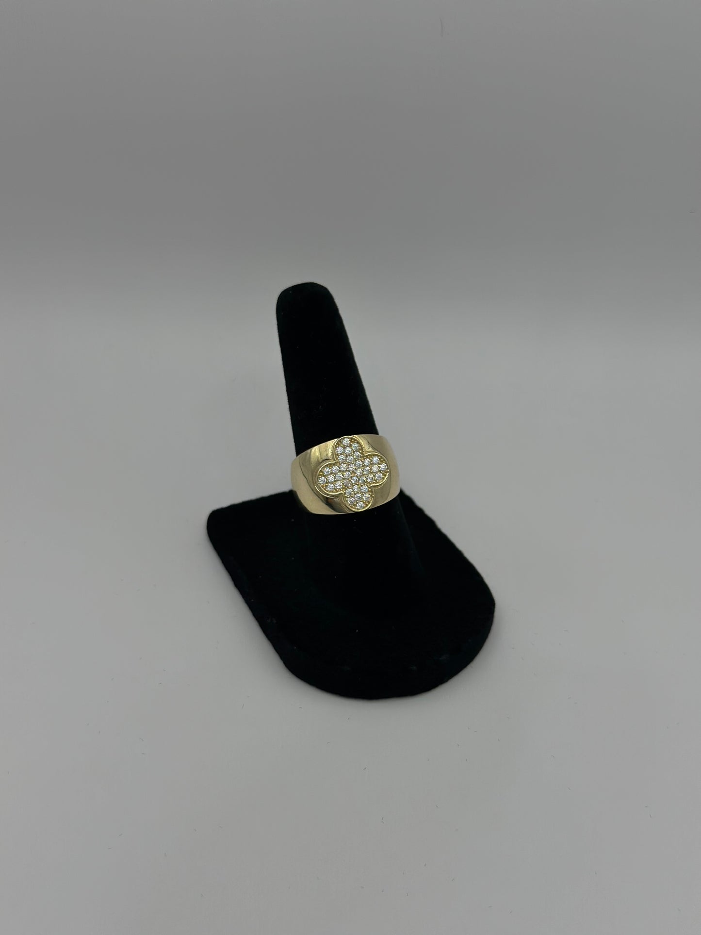 Clover ring with 10k stones