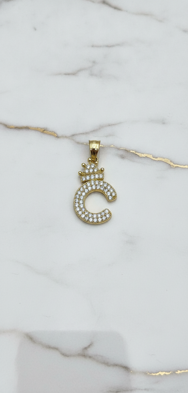 Dije Letra Inicial C con Corona y Doble Hilera de Zirconias Pavé en Oro Amarillo 10K (2.16g)
