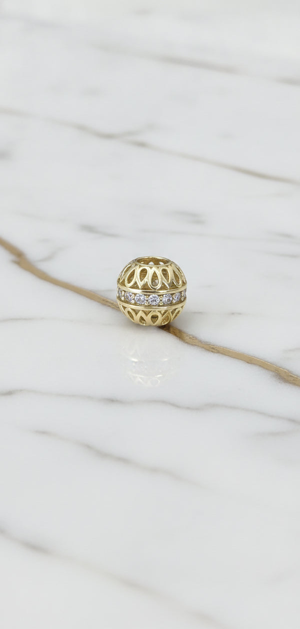Charm Esférico Calado con Hilera Central de Zirconias en Oro Amarillo 10K (2.09g)