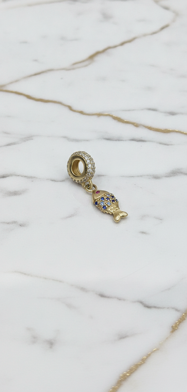 Dije Charm Pez Colgante con Piedras Azules, Ojo Rubí y Reasa Pavé en Oro Amarillo 10K (1.54g)