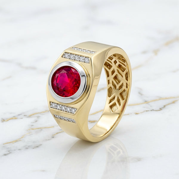 Anillo de Caballero con Piedra Roja Ovalada en Bisel Bicolor y Doble Hilera de Zirconias en Oro 10K (4.61g)