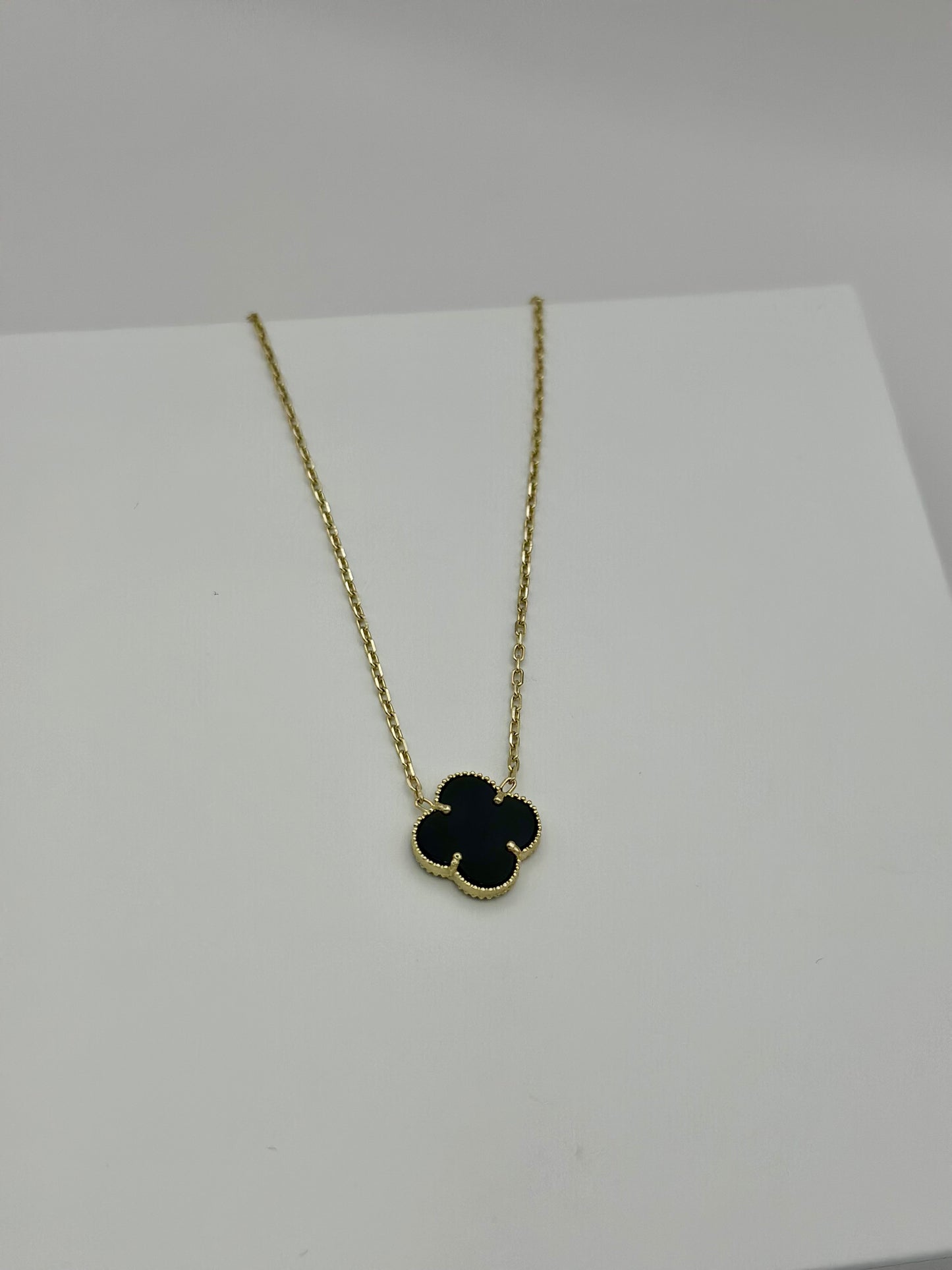 Clover Negra Collar 10K