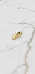 Dije Letra Inicial V Tallada con Borde Diamantado en Oro Amarillo 10K (0.80g)