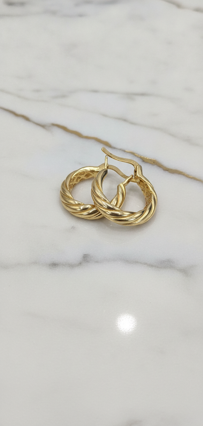 Aretes Media Argolla Acanalada Tipo Camarón (Shrimp Hoops) en Oro Amarillo 10K - 3.25g