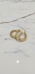 Aretes Media Argolla Acanalada Tipo Camarón (Shrimp Hoops) en Oro Amarillo 10K - 3.25g