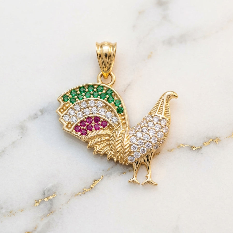 Dije Gallo en Oro Amarillo 10K con Pavé de Piedras Blancas, Verdes y Rojas (2.24g)