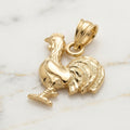 Dije Gallo Tallado en Relieve 3D en Oro Amarillo 10K - 0.89g