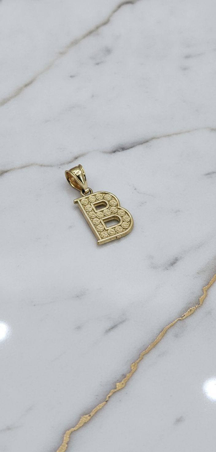 Dije Letra Inicial B Tallada con Rosetas y Borde Diamantado en Oro Amarillo 10K (0.90g)