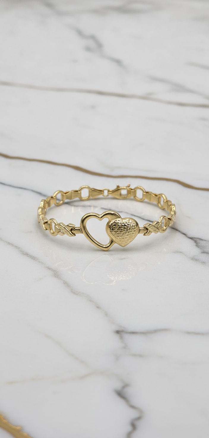 Manilla de Doble Corazón Entrelazado Tallado Diamante y Eslabones XOXO en Oro 10K - 5.29g