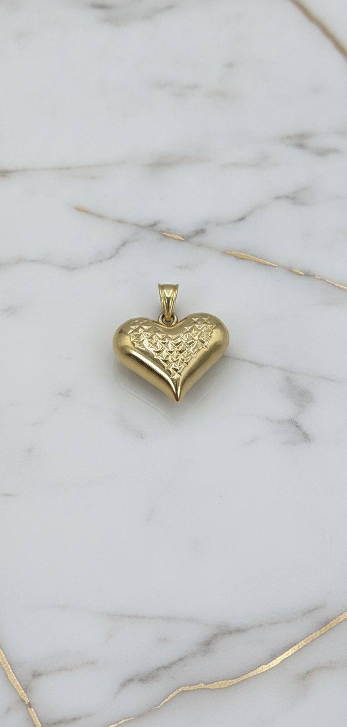 Dije Corazón Bombé 3D con Centro Tallado Diamantado en Oro Amarillo 10K (1.03g)