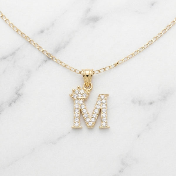 Dije Letra Inicial M con Corona y Zirconias en Oro Sólido Amarillo 10K (1.22g)