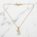 Combo Exclusivo: Aretes Argollas Torcidas Lisas Talla 1 + Cadena Fina Eslabón 20" + Dije Inicial con Corona en Oro 10K (3 Prendas)