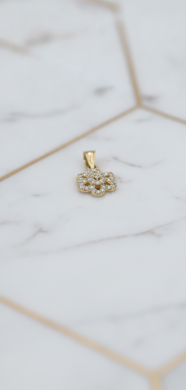 Dije Flor de Seis Pétalos Calada con Zirconias Pavé en Oro Sólido Amarillo 10K (1.32g)