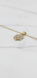 Dije Flor de Seis Pétalos Calada con Zirconias Pavé en Oro Sólido Amarillo 10K (1.32g)