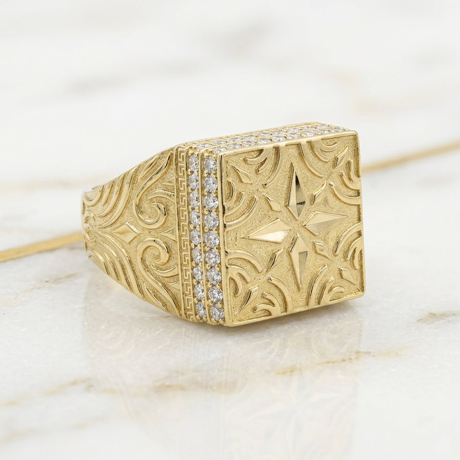 Anillo Sello Cuadrado con Estrella Grabada, Canto de Greca y Circonias y Hombros Grabados en Oro Amarillo 10K - 5.50g
