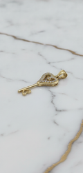 Dije Llave Corazón con Zirconias en Oro Amarillo 10K (1.44g)