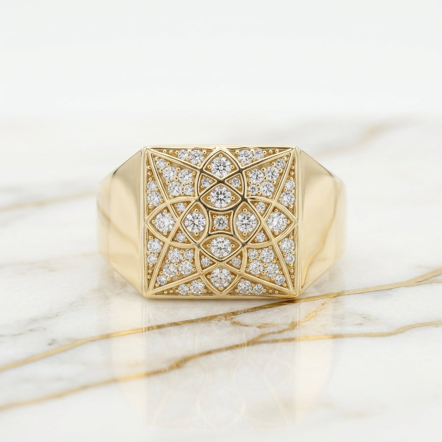 Anillo Sello Cuadrado con Rosetón Estrellado en Pavé de Circonias en Oro Amarillo 10K - 7.47g