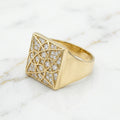 Anillo Sello Cuadrado con Rosetón Estrellado en Pavé de Circonias en Oro Amarillo 10K - 7.47g