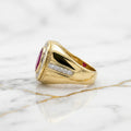 Anillo de Caballero con Piedra Roja Ovalada, Halo de Zirconias y Hombros Engastados en Oro Amarillo 10K (Talla 10 - 7.03g)