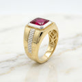 Anillo de Caballero con Piedra Roja Rectangular en Bisel Bicolor y Franja Texturizada en Oro 10K (4.74g)