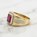 Anillo de Caballero con Piedra Roja Rectangular en Bisel Bicolor y Franja Texturizada en Oro 10K (4.74g)