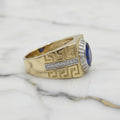 Anillo de Caballero con Piedra Azul Redonda, Bisel Estriado Bicolor y Greca en Oro 10K (6.69g)