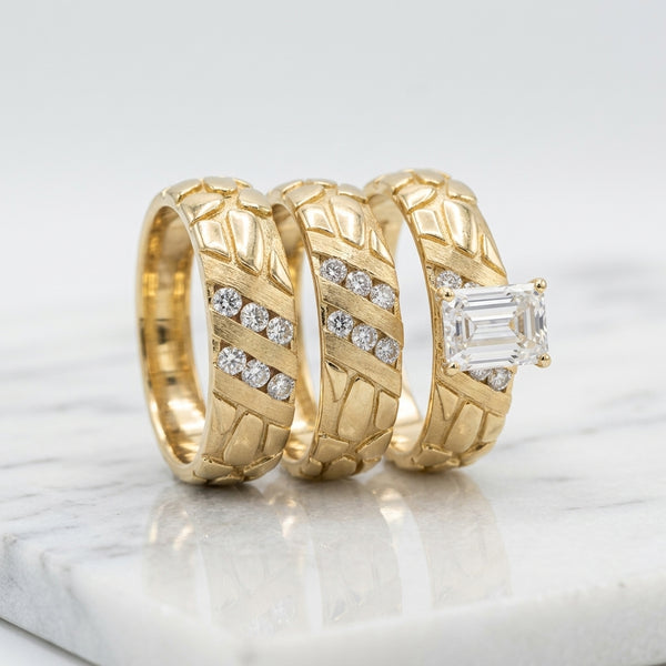 Trío de Anillos de Matrimonio y Compromiso Textura Nugget con Solitario Corte Esmeralda en Oro 10K - 6.58g