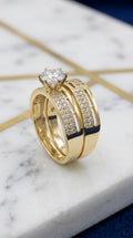 Set de Anillo de Compromiso Solitario y Alianza con Doble Hilera de Zirconias en Oro Amarillo 10K (Talla 7 - 4.93g)