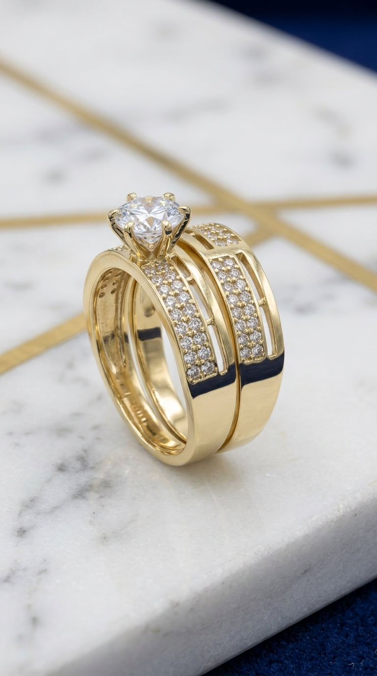 Set de Anillo de Compromiso Solitario y Alianza con Doble Hilera de Zirconias en Oro Amarillo 10K (Talla 7 - 4.93g)